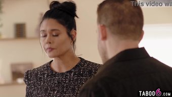 Asyalı Milf Dana Vespoli, Üvey Kızının Kocasıyla Sıcak Bir Olgun Seks Yapıyor.