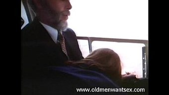 Genç Bir Adam, Yaşlı Bir Adama Uçakta Sakso Çekiyor