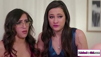 Üç Esmer Güzellik, Duygusal Iç Çamaşırı Lezbiyen Seansında Kendilerini Şımartıyorlar