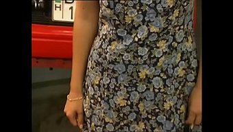 Iki Çarpıcı Fahişe, Vahşi Garaj Seks Için Tamircileri Baştan Çıkarıyor