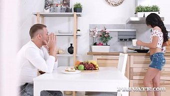 Private.Com, Roxy Sky'I Cowgirl, Popo Ve Ağız Eylemiyle Sert Bir Sahnede Sunar.