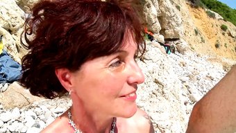 Tecrübeli Bir Kadını Açık Havada Seks Için Bulmak Ve Baştan Çıkarmak - Sıcak Olgun Porno