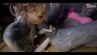 Dövmeli Hanımefendi, Transseksüelin Sınırlarını Popo Oyunuyla Keşfediyor