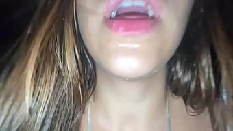 Sevimli Amı Olan Çarpıcı Bir Eş, Sadece Bir Penisten Daha Fazlasını Istiyor