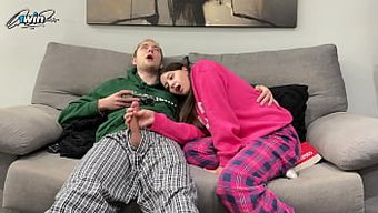 Üvey Kız Kardeş Ve Üvey Erkek Kardeşlerle Yapılan El Işleri Derlemesi. Bu Video, Sizi Tatmin Edecek Ve Sizi Tatmin Edecek!