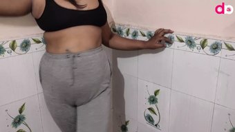 Desi Angel, Hassas Amını Uyarlamak Için Bir Muz Kullanarak Kendini Tatmin Eder, Bu Da Güçlü Bir Kadın Boşalması Ve Yoğun Bir Tatmin Edici Orgazm Ile Sonuçlanır.