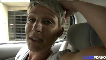 Fransız Sarışın Soizic'In Halka Açık Araba Seks Kamerada Yakalandı