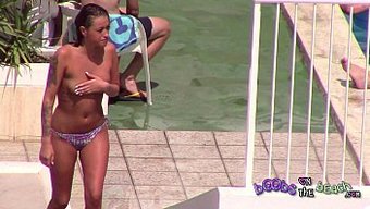 Dövmeli Kız Kardeşler Ve Delinmiş Meme Uçlarıyla Duygusal Bir Duş Seansı