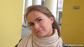 Ilk Kez Jenny Manson, Döküm Sırasında Dik Göğüsleriyle Etkiliyor