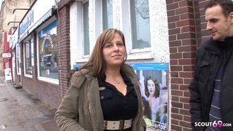 Alman Genç, Şehir Sokağında Ajanla Halka Açık Seks Hakkında Konuşuyor