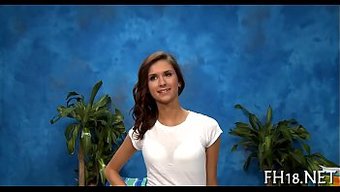 Göğüslü Kızlar Devasa Bir Yarrağı Paylaşıyorlar