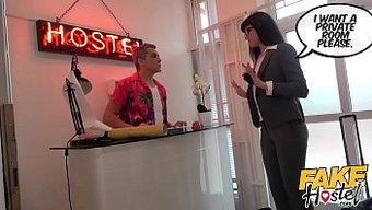 Sahte Bir Otel Karşılaşması: Zengin Bir Kadın Ve Cesur Bir Kızıl Saçlı Genç, Sıcak Bir Buluşmaya Giriyor.