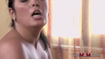 Büyük Memeli Ev Yapımı Esmer, Oğlunun Arkadaşıyla Anal Seks Yapıyor