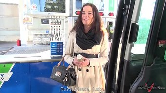 Kız Uçuşuna Geç Kaldı, Bu Yüzden Bir Araba Kullanmak Zorunda Kaldı.