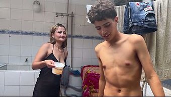 Üvey Annem Banyoda Bana Yardım Etti, Kıskanç Üvey Kız Kardeşim Bana Su Sıçrattı.