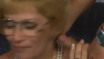 Alman Yaşlı Vatandaş, Yüz Oyunu Ve Seks Oyuncaklarıyla Üçlüden Keyif Alıyor