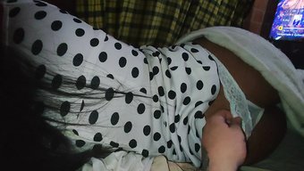 Büyük Popolu Sarışın Üvey Kız Kardeş, Karşı Konulmaz Cazibesiyle Beni Uyanık Tutuyor