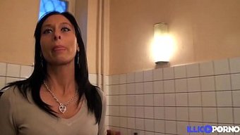 Bella, Eşiyle Yoğun Çift Anal Penetrasyonun Tadını Çıkarıyor