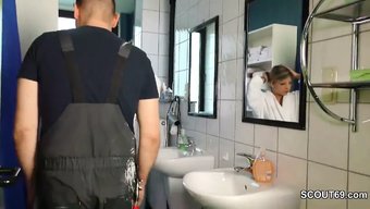 Üvey Kızın Baştan Çıkarması, Üvey Annesi Dışarıdayken Bir Tamirciyle Karşılaşmasına Yol Açıyor.