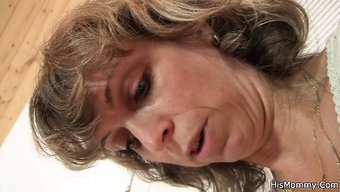 Bir Adam, Sarışın Kız Arkadaşı Ve Annesinin Lezbiyen Yakınlığı Için Bir Dildo Kullandığını Keşfediyor Ve Bu Da Erotik Bir Karşılaşmaya Yol Açıyor.