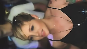 Muhteşem Sarışın, Cowgirl Tarzında Binmeden Önce Kendini Orgazma Memnun Ediyor