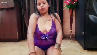 Kısa Saçlı Milf, Iç Çamaşırı Ve Bikini Içinde Kıvrımlarını Sergiliyor