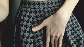 Küçük Göğüslü Ve Çoraplı Tüylü Amı Olan Siyah Bir Genç Kız