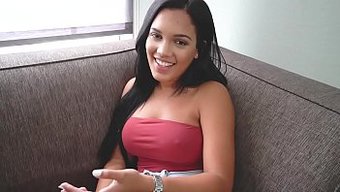 Alina Belle'Nin Büyük Doğal Göğüsleri, Devasa Bir Yarrağı Sürerken Sallanıyor