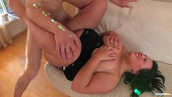 Genç Kıvrımlı Kadınlar Penisleriyle Kendilerini Zevke Getiriyorlar