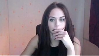 Webcam'De Kadınların Tıraşlı Amcıklarını Parmakladıkları Erotik Video