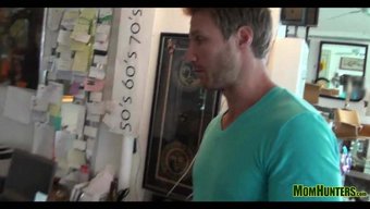 Olgun Puma Ve Genç Erkek, Gerçeklik Gösterisinde Cinsel Kimyalarını Keşfediyorlar