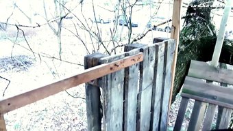 Ağaç Evde Genç Kızın Amını Parmaklama Yakın Çekim