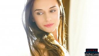 Muhteşem Bir Esmer, Bol Miktarda Varlığını Sergileyerek Açık Havada Solo Bir Striptiz Yapıyor.