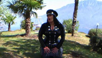 Seks Için Geç: Siyah Güzellik Büyük Göğüslerini Ve Poposunu Sergiliyor