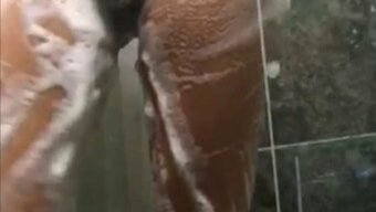 Büyük Popolu Olgun Kadın Spor Salonu Duşunda Islanıyor Ve Çılgınca Sikişiyor