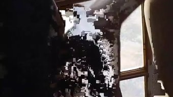 Büyük Doğal Göğüslere Sahip Çarpıcı Bir Bebek Yüz Sikişi Yaparken Izleyin