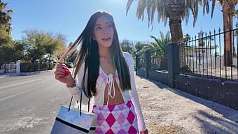 Ince Latin Kadın Otobüste Yüzüne Sikişiyor