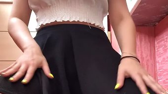 Rus Güzeli Pis Konuşur Ve Web Kamerasında Seni Boşaltmak Için Soyunur