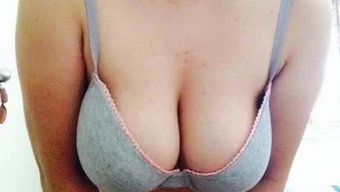 Göğüsleri Dolgun Filipinli, Bol Göğüslerini Okşuyor