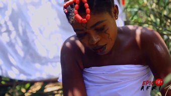 Siyah Tanrıça Akıl Almaz Bir El Işi Yapıyor Ve Benim Yarrağımı Yutuyor