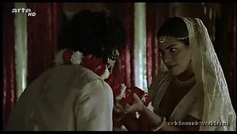 Duygusal Öpüşme Ve Merdivenlerin Yer Aldığı Hintli Porno Videosu