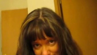 Azgın Büyükanne, Genç Erkek Için Sulu Bir Sakso Çekiyor