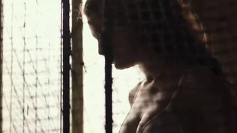 Maria Pedraza, Büyüleyici Bir Yurt Odası Sahnesinde