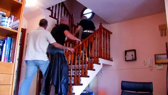 Büyük Doğal Göğüslere Sahip Genç Bir Kız, Sapık Üvey Babasını Baştan Çıkarıyor.