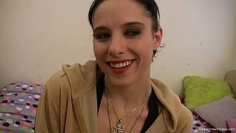 Amatör Kız Ev Yapımı Bir Videoda El Işi Yapıyor Ve Parmaklanıyor