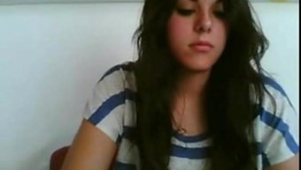 Esmer Bebek Web Kamerasında Parmaklama Seansı Yapıyor