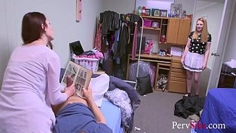 18 Yaşındaki Skye, Üvey Erkek Kardeşinden Arzuladığı Ilgiyi Alıyor