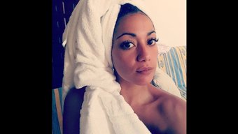 Dolgun Latin Milf, Şehvetli Dudakları Ve Dolgun Figürüyle