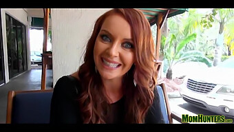 Siyah Anne, Genç Bir Adam Tarafından Destekleniyor