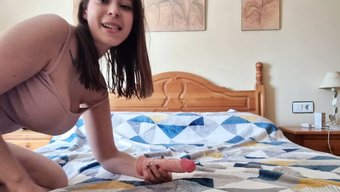 Amatör Öğrencinin Web Kamerası Şovu: Genç Kız Kendini Kamerada Beceriyor